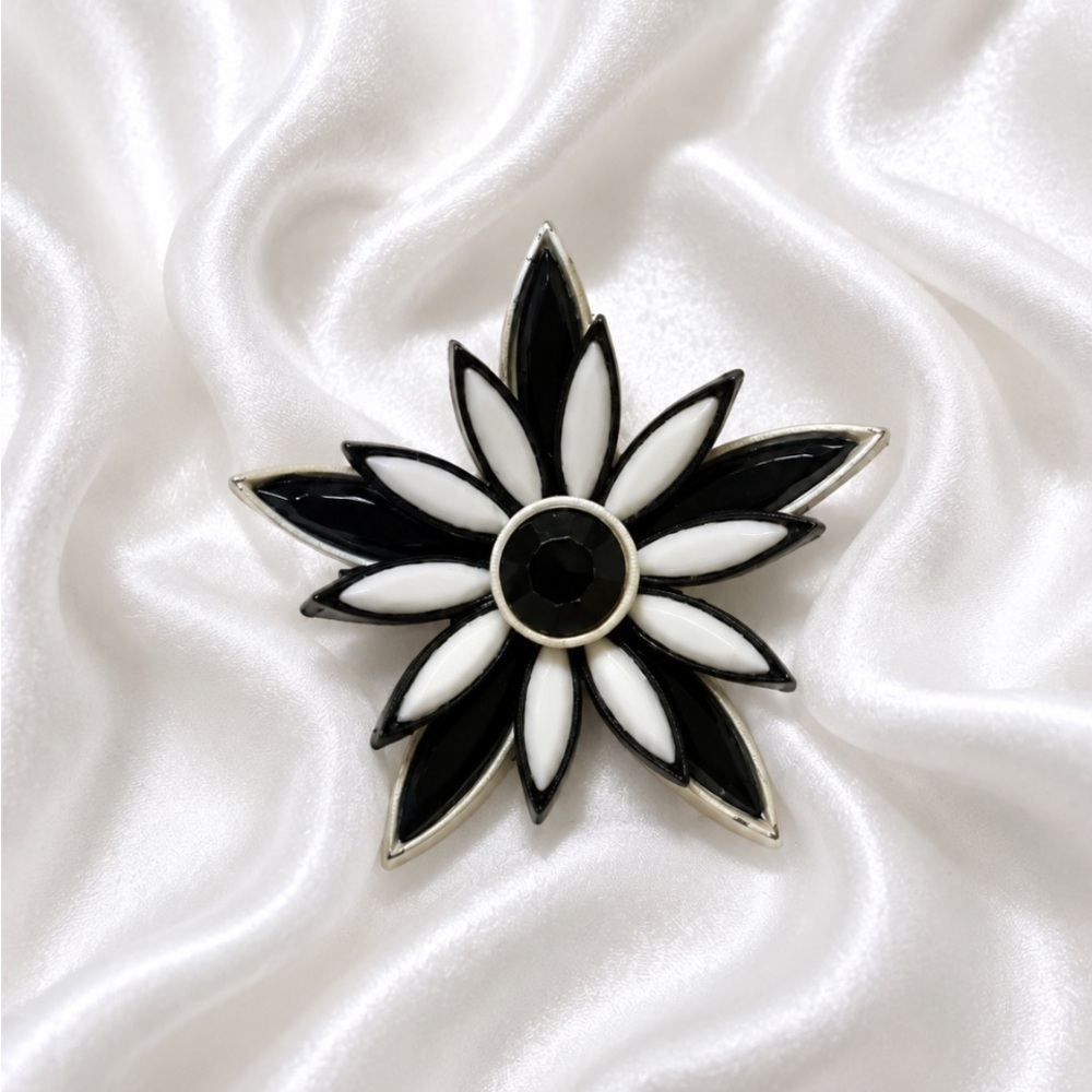 VTG Black & White Flower Brooch